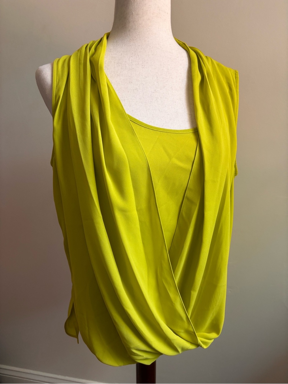Vince Camuto Lime Green Draped Sleeveless Blouse Top Size Medium Chartreuse